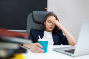 mulher-cansada-de-tiro-medio-no-escritorio